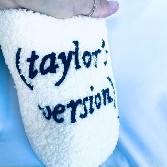 NWT 1989 Taylor's Version Fleece Slippers – Swiftie – Size US 8-8.5 - Picture 11 of 11